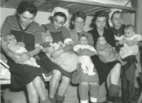 Foto der fünf Frauen mit im KZ Kaufering geborenen Babys