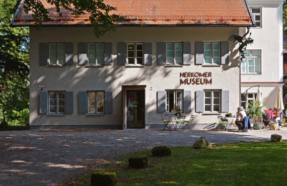 Frontalansicht des Herkomer Museums mit nebenliegendem Café