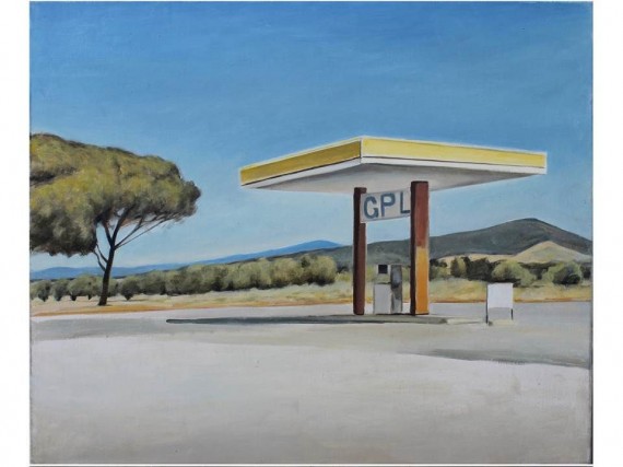 Verlassen liegende Tankstelle vor italienischer Landschaft