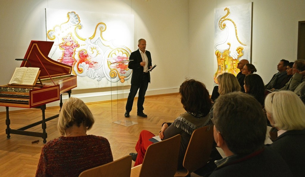 Axel Flörke spricht in der Ausstellung vor Publikum.