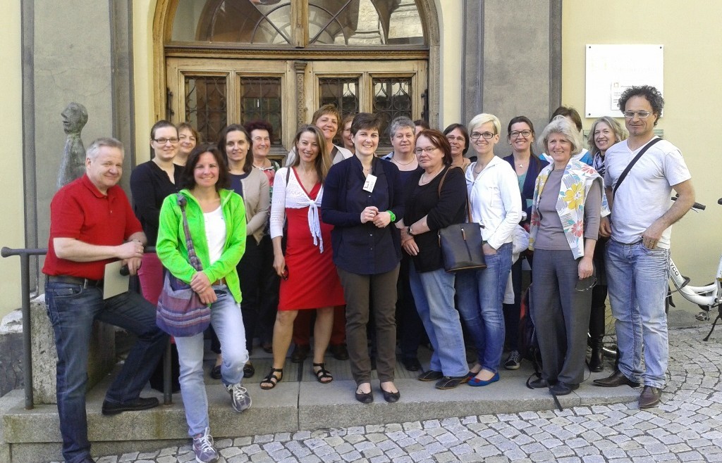 Gruppenfoto von Lehrern und Lehrerinnen vor dem Museumseingang