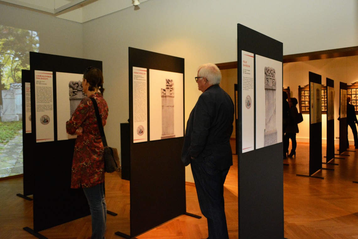 Besucher vor freistehenden Tafeln im Ausstellungsraum