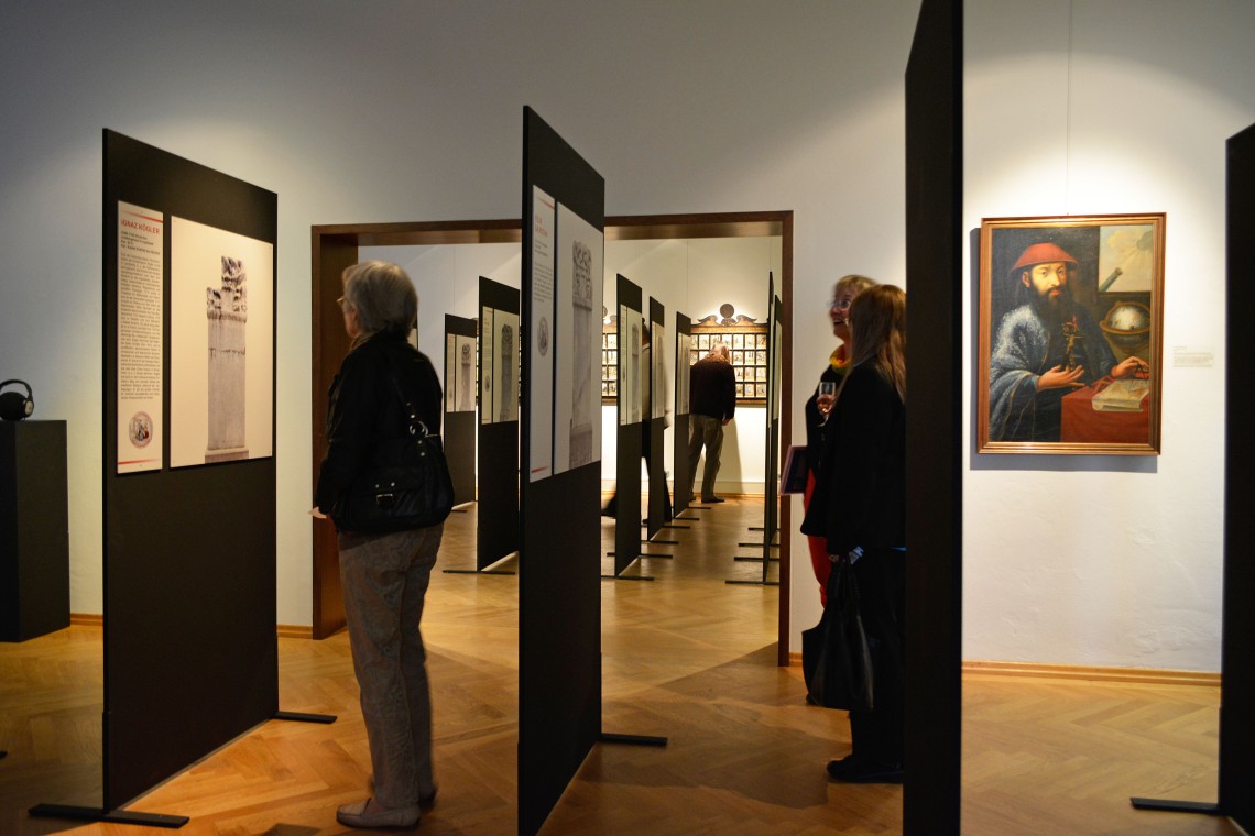 Blick in die Ausstellung, Besucher zwischen freistehenden Tafeln