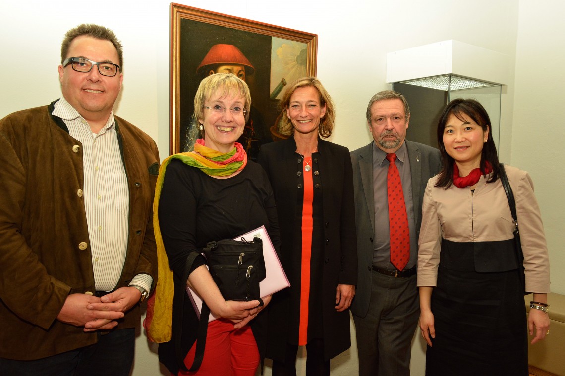Gruppenbild mit fünf Personen: Hannes Schleeh, Dr. Beatrix Schönewald, Sonia Fischer, Dr. Dr. Gerd Treffer und Hong Gui Hinsel