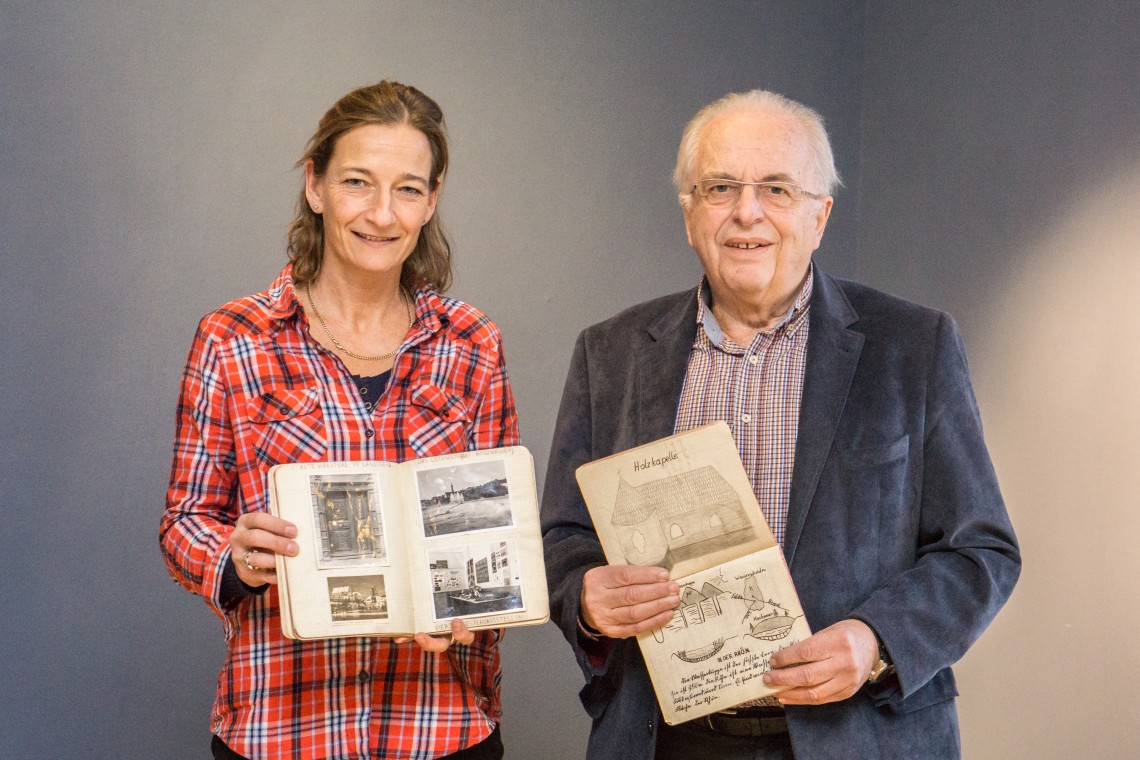 Sonia Fischer und Franz Xaver Rößle mit Schulheften
