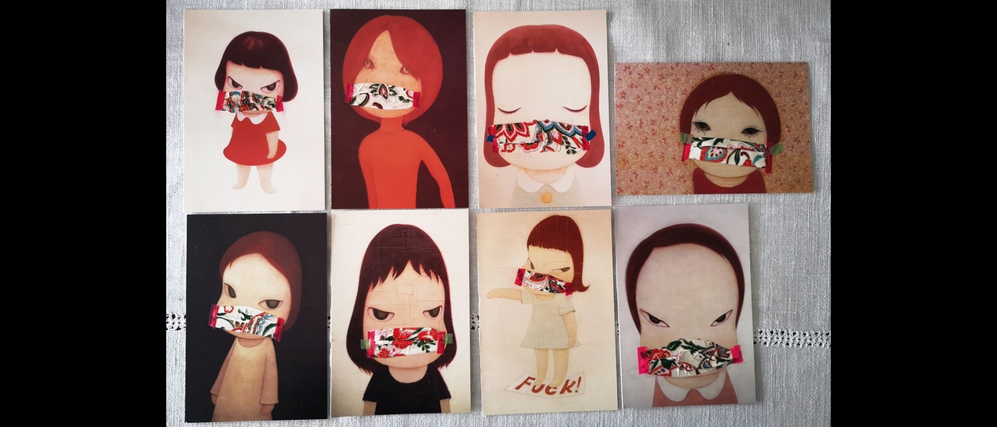 Acht Postkarten mit japanischen Mädchenfiguren und aufgeklebten gebastelten Masken