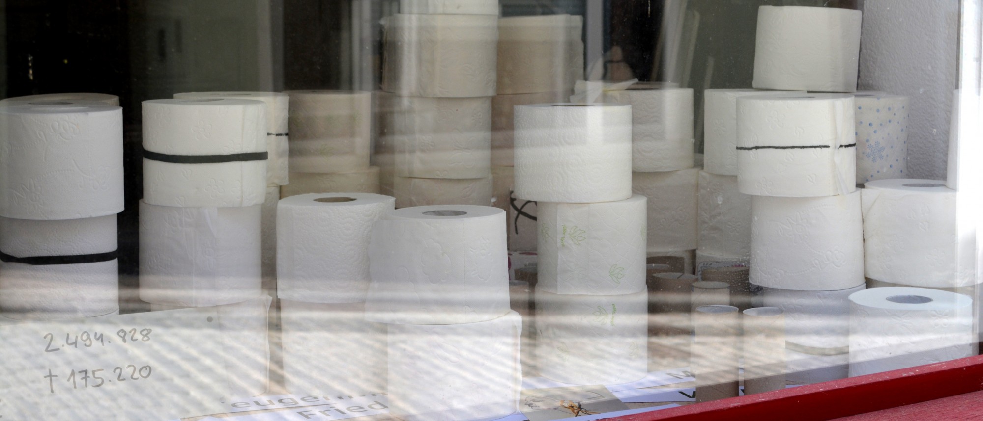 Gestapelte Rollen Toilettenpapier im Schaufenster