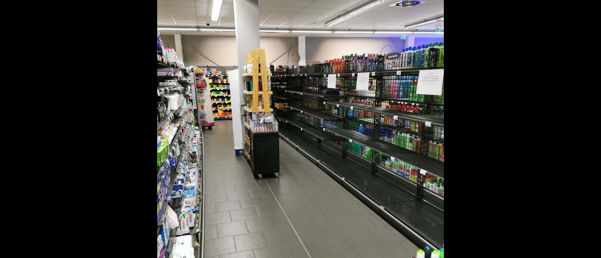 Links ein gefülltes, rechts ein leeres Regal im Supermarkt.