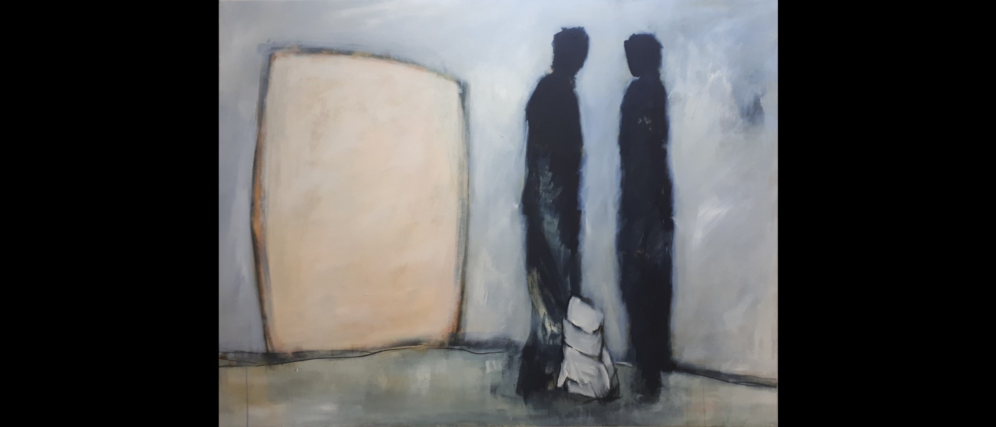 Gemaltes Bild mit zwei einander zugewandten Menschen, einer mit Rucksack neben sich stehend. Neben ihnen eine beige Tür.