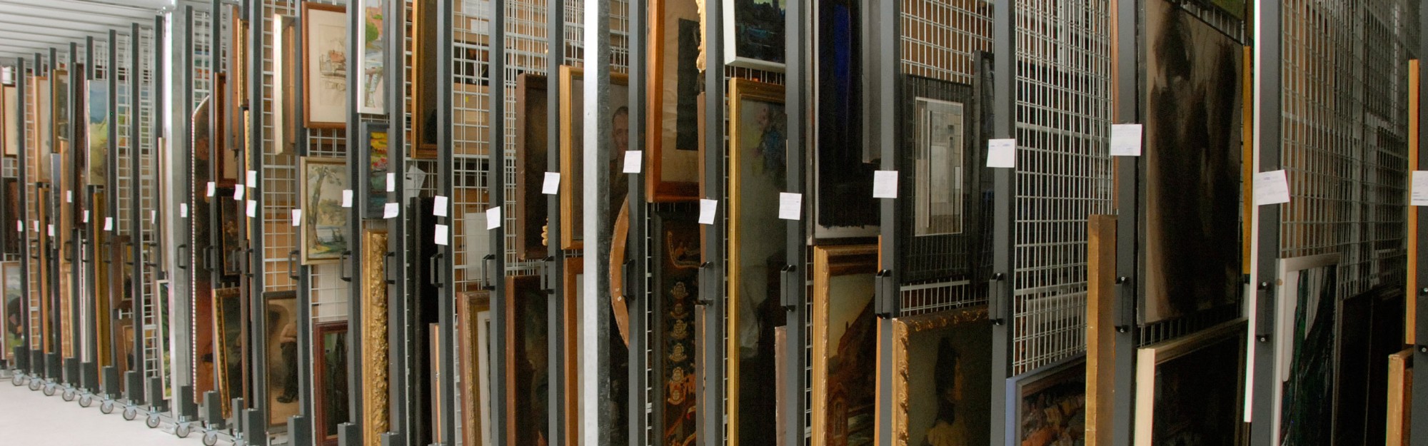 In der Gemäldezuganlage sind Gemälde an herausfahrbaren raumhohen Gittern aufgehängt und sortiert.
