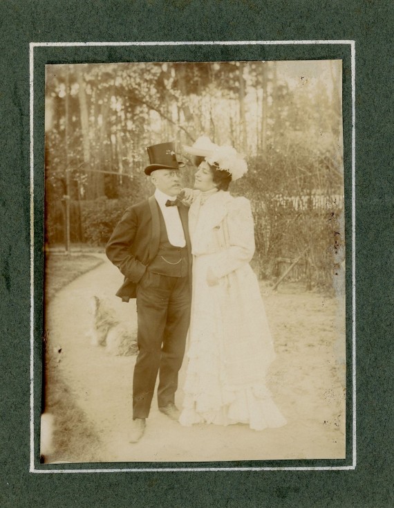 Ehepaar Walther und Wina Georgi in Anzug und Hochzeitskleid, wohl im eigenen Garten