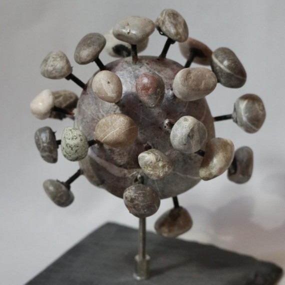 Skulptur aus Steinen in Form eines Corona-Virus mit Link zum Sammlungsaufruf Corona