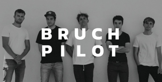 Schwarz-weiß-Foto der Band Bruchpilot: Fünf junge Männer stehen nebeneinander an einer hellen Wand. Mittig über das Foto gelegt ist der Bandname.