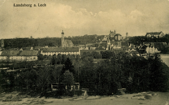 Schwarz-weiß-Foto des alten Lechstrands mit Badehütte