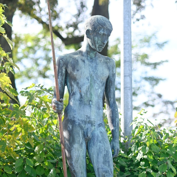 Bronzeskulptur eines jungen Mannes mit Speer