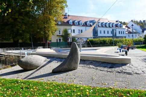 Zwei steinerne Robbenskulpturen vor dem Kleinkinderbecken