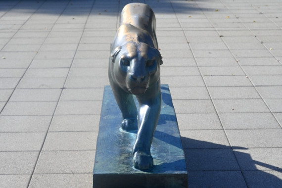 Panther-Skulptur aus Bronze frontal
