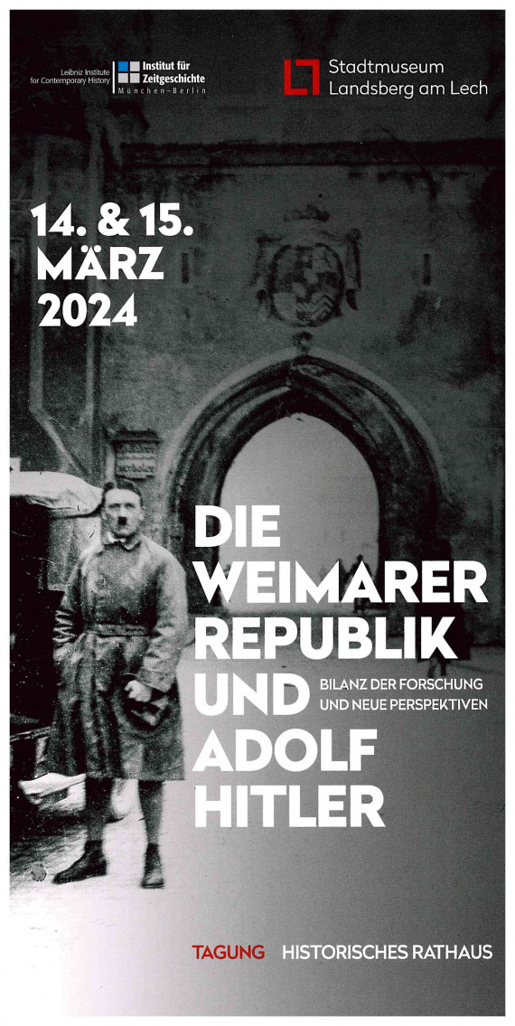 Flyer für das Symposium &quot;Die Weimarer Republik und Adolf Hitler&quot; in Landsberg am 14. und 15. März 2024, Titel und Datum auf historischem Foto von Adolf Hitler vor dem Bayertor