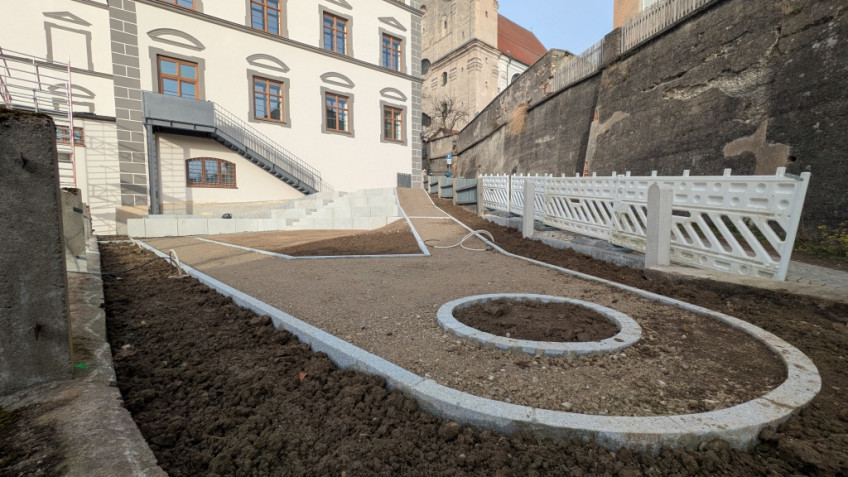 Blick auf den neu angelegten Garten mit Stufen und Ebenen