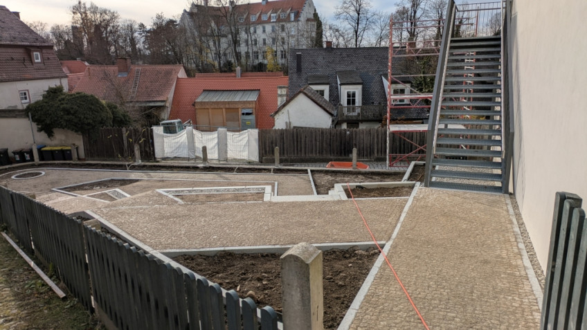 Blick auf den neu angelegten Garten mit Stufen und Ebenen