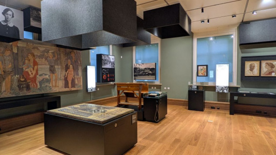Blick in einen Ausstellungsraum zur Zeitgeschichte